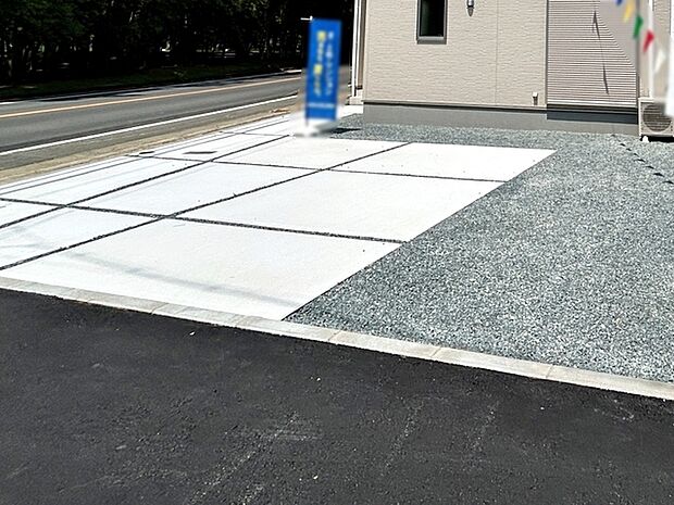 広々3台駐車可能なカースペースを確保！ご家族それぞれがお車をお持ちの場合はもちろん、お友達やご親族が遊びに来た際にも困りません。来客時にも安心してお迎えできる、ゆとりのある駐車スペースです。 