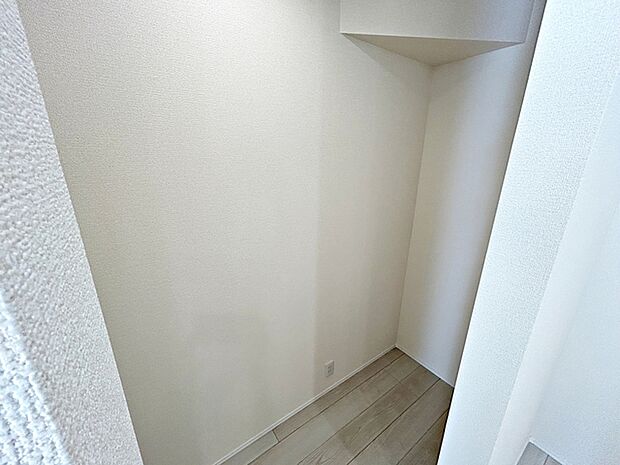 【パントリー】 キッチン隣接で、食品や飲料、日用品のストックなどをまとめて収納できます。