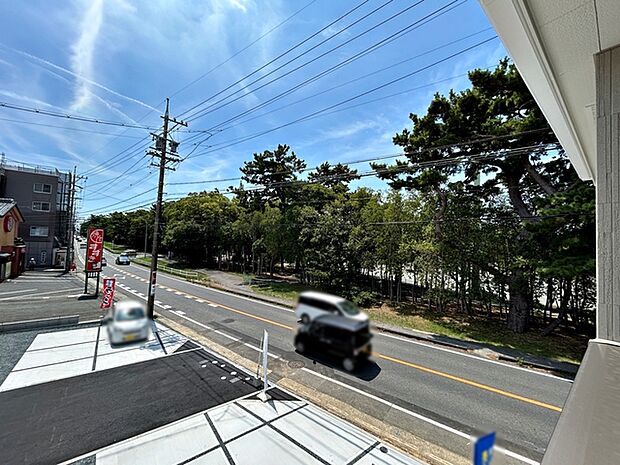 バルコニーからは閑静な街並みを望むことができ、外の空気を感じながら過ごせるスペースです。日常の中で外の景色を眺めることで気分転換もしやすく、ほどよい開放感も感じられます。 