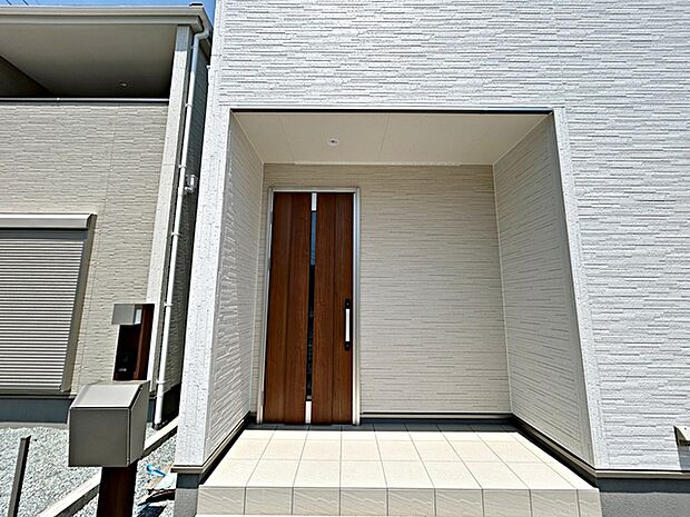 【玄関】 雨の日でも濡れにくい玄関ポーチです。玄関前で傘の開け閉めがしやすく、荷物が多い日でも落ち着いて出入りできます。毎日の外出や帰宅を快適にしてくれる、使い勝手の良い玄関まわりです。  