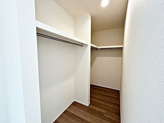 主寝室にはウォークインクローゼットを備えており、衣類や季節物もしっかり収納できるのが特徴です。タンスなどの家具も配置しやすく、室内を広々と使えるため、すっきりとした室内を保ちやすくなります。 
