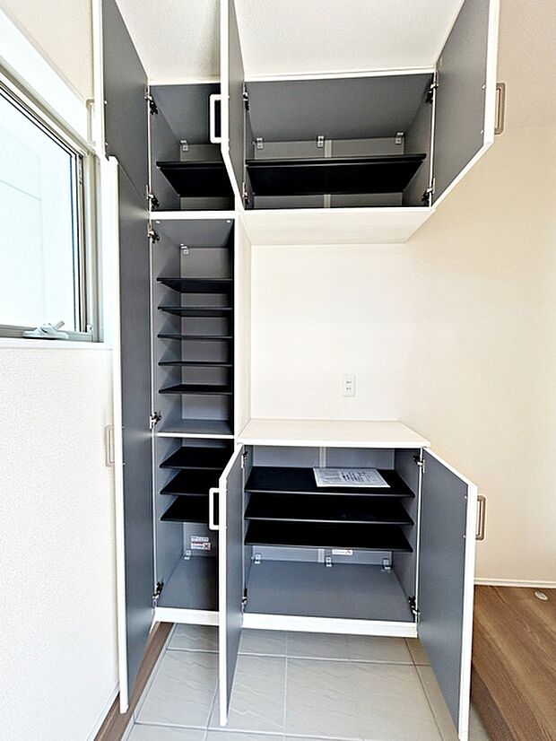玄関に備え付けのシューズボックスで、靴をまとめて収納できるため玄関まわりをすっきりと保ちやすくなっています。家族分の靴や来客用のスリッパなども整理しやすく、出し入れもしやすいです。 