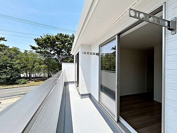 【バルコニー】 2部屋から出入りが可能なバルコニーで、日当たりの良さも魅力です。洗濯物や布団干しにも使いやすく、室内からの動線もスムーズ。