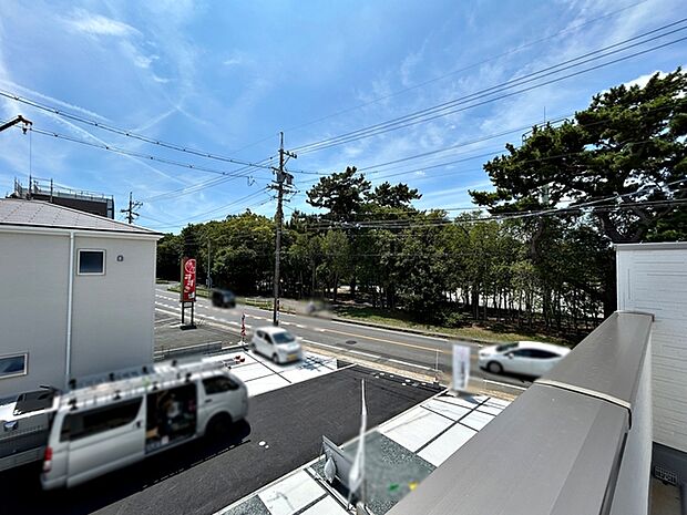 バルコニーからは閑静な街並みを望むことができ、外の空気を感じながら過ごせるスペースです。日常の中で外の景色を眺めることで気分転換もしやすく、ほどよい開放感も感じられます。 