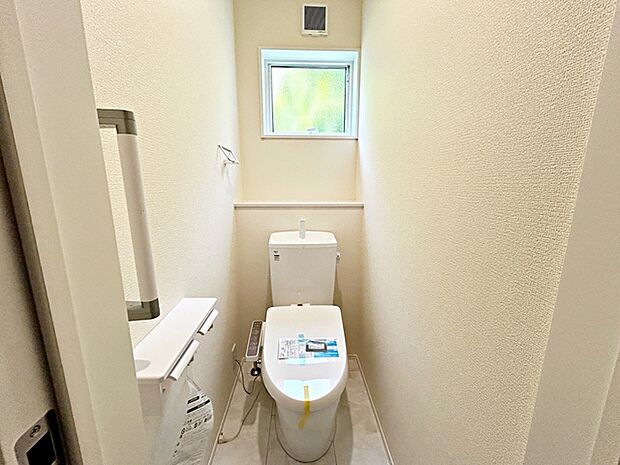 【トイレ】 各階にトイレがあり、シャワー付きトイレを備えており、快適にお使いいただけます。清潔に使いやすく、お手入れもしやすい仕様で、毎日気持ちよくお使いいただけます。