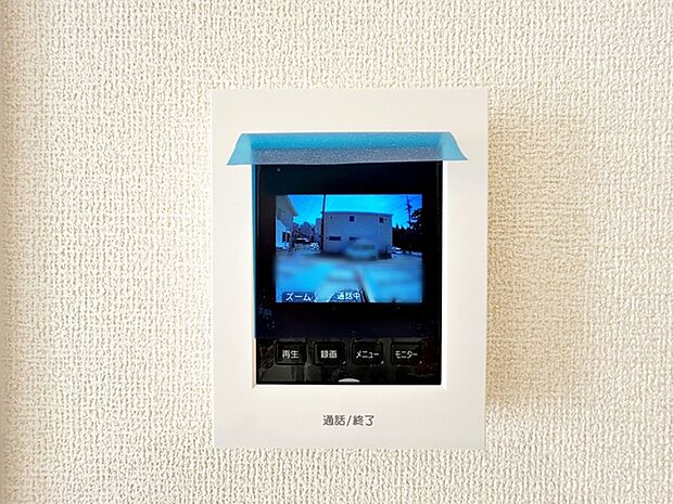 【ＴＶモニター付きインターホン】 訪問者の顔を室内から確認して応対できるため、玄関を開ける前に相手を把握しやすくなります。来客対応や不在時の確認にも役立ち、日常の安心感につながります。
