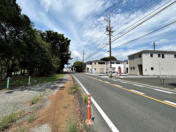 前面道路：西側約10ｍ幅 前面約10ｍ幅の道路に面しており、車の通行や駐車もゆとりを持って行える広さです。毎日のお出かけやお買い物の際もスムーズで、運転が苦手な方でも安心して車の出し入れができます。