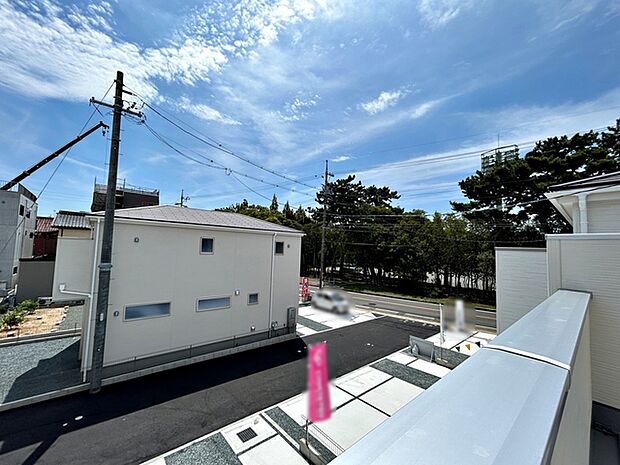 気持ちの良い眺望が広がり、日常の中で外の景色を眺めながら過ごせます。気分転換にもつながる、心地よい時間をお過ごしいただけます。 