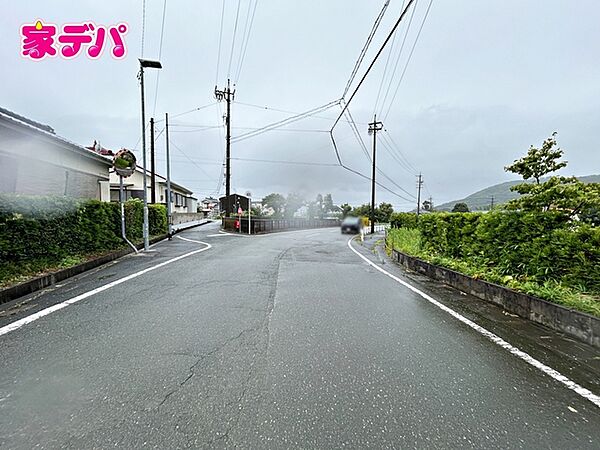 前面道路は公道で、幅員約8.8ｍのゆとりある広さがあります。車同士のすれ違いや駐車時の切り返しもスムーズに行え、毎日の駐車やお出かけもらくらく。