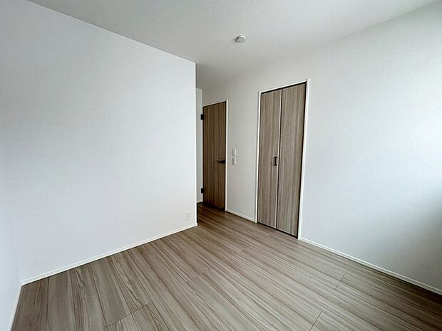 【洋室5帖】 お子様の一人部屋として使いやすい広さの居室で、成長に合わせて長くご利用いただけます。クローゼット付きで収納もしやすく、自然とお片付けの習慣が身につきやすい環境です!