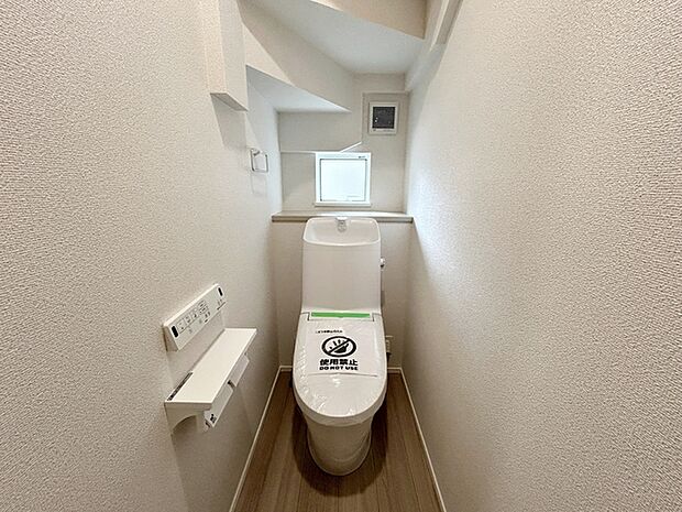 【1階トイレ】 1階・2階ともにシャワー機能付きトイレを設置しています。小窓付きのため換気もしやすく、空気の入れ替えがスムーズに行えるのもポイント。