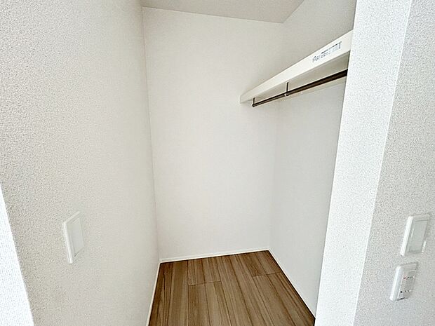 【WIC】 ハンガーにかけた洋服や帽子、バッグなどを一目で見渡せるウォークインクローゼットで、管理がしやすいのが特徴です。