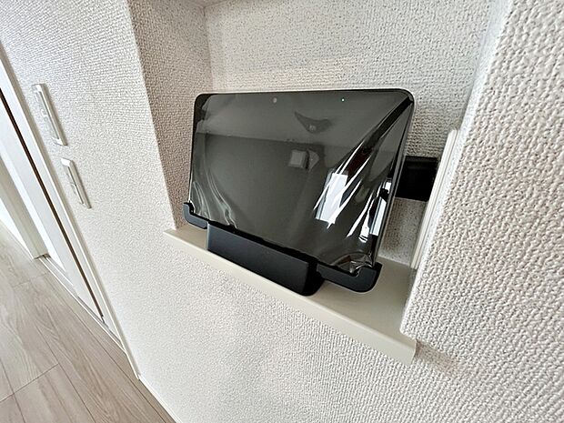 【Nasta】 タブレットやスマホで、家中どこにいても応答可能。自動音声もあるので忙しい時に便利です。