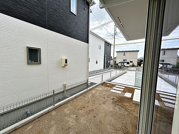 リビングと庭がつながる間取りで、室内と屋外を行き来しやすい動線です。お子さまやペットとの時間を楽しんだり、ガーデニングや家庭菜園など、ご家族のライフスタイルに合わせてお庭を活用できます!