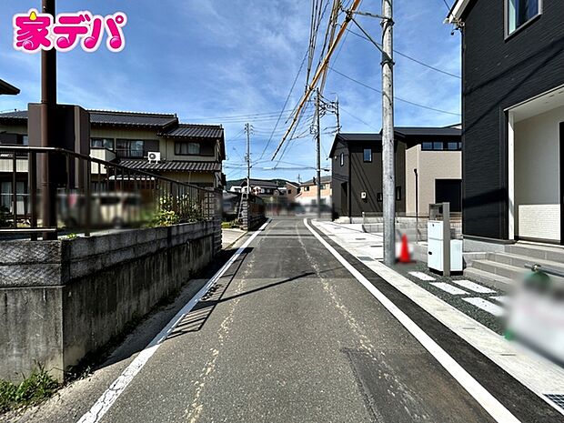 前面道路:北西側公道約4.3m幅、南西側公道。静かな住宅街で車通りも比較的少なく、毎日の車の出し入れもスムーズ。駐車や切り返しもしやすく、ゆとりを持って運転できるので、毎日快適にお使いいただけます。