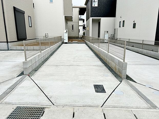 駐車スペースは2台分を確保。しっかり舗装された駐車場なので、車の出し入れはもちろん、乗り降りや荷物の積み下ろしもスムーズ。雨上がりでも足元が悪くなりにくく、毎日気持ちよく使える駐車スペースです。