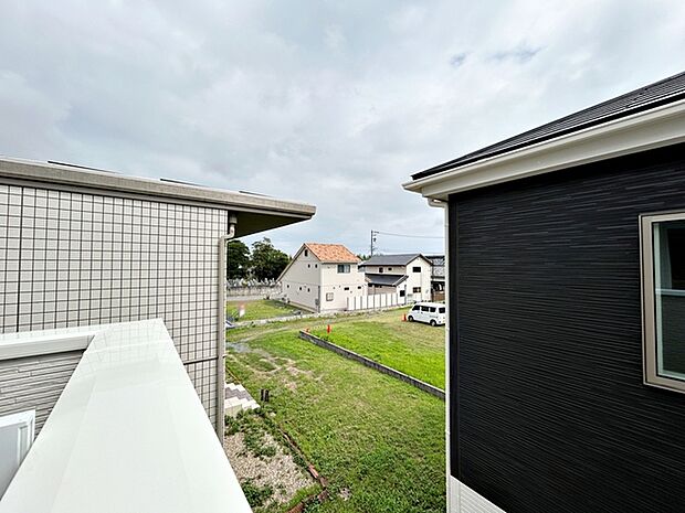 気持ちの良い眺望が広がり、日常の中で外の景色を眺めながら過ごせます。気分転換にもつながる、心地よい時間をお過ごしいただけます。