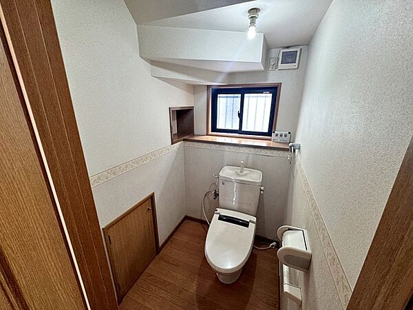 【トイレ】 1階・2階ともにシャワー機能付きトイレを設置しています。小窓付きのため換気もしやすく、空気の入れ替えがスムーズに行えるのもポイント。