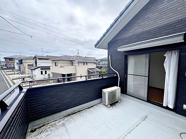 【バルコニー】 2部屋から出入りが可能なバルコニーで、日当たりの良さも魅力です。洗濯物や布団干しにも使いやすく、室内からの動線もスムーズ。