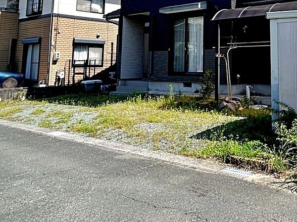 広々3台以上駐車可能なカースペースを確保！ご家族それぞれがお車をお持ちの場合はもちろん、お友達やご親族が遊びに来た際にも困りません。来客時にも安心してお迎えできる、ゆとりのある駐車スペースです。