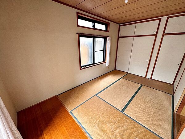 【和室】 玄関から直接アクセスできる和室で、来客時にもスムーズにご案内できます。