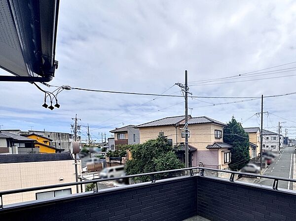 バルコニーからは閑静な街並みを望むことができ、外の空気を感じながら過ごせるスペースです。日常の中で外の景色を眺めることで気分転換もしやすく、ほどよい開放感も感じられます。