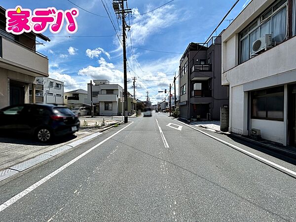 前面道路は公道で、ゆとりある広さがあります。車同士のすれ違いや駐車時の切り返しもスムーズに行え、毎日の駐車やお出かけもらくらく。運転が苦手な方でもゆとりを持って出入りしやすい道路幅です。