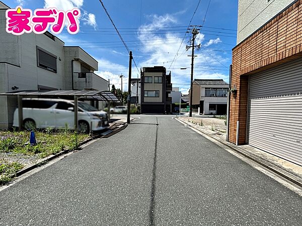 静かな住宅街で車通りも比較的少なく、毎日の車の出し入れもスムーズ。駐車や切り返しもしやすく、ゆとりを持って運転できるので、毎日快適にお使いいただけます。