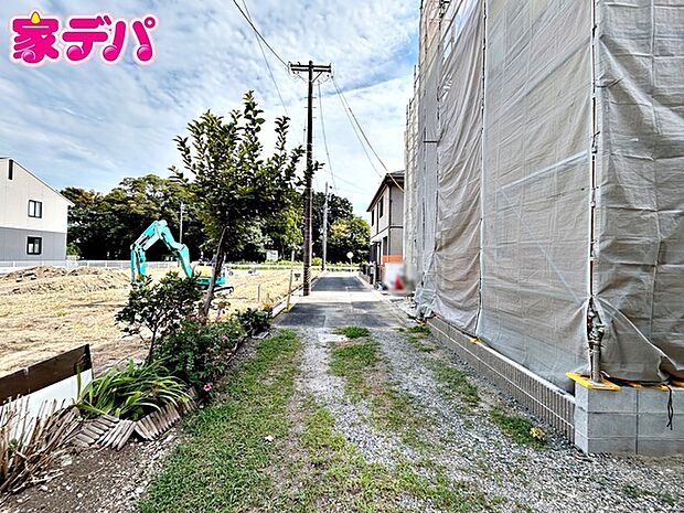 前面道路も広く車通りも少ないので、運転が苦手な方でも自分のペースで駐車ができます 