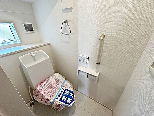 【1階トイレ】 1階・2階ともにシャワー機能付きトイレを設置しています。小窓付きのため換気もしやすく、空気の入れ替えがスムーズに行えるのもポイント。