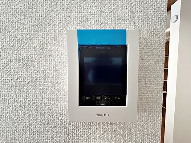 【TVモニター付きインターホン】 訪問者の顔を室内から確認して応対できるため、玄関を開ける前に相手を把握しやすくなります。来客対応や不在時の確認にも役立ち、日常の安心感につながります。