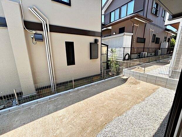 リビングと庭がつながる間取りで、室内と屋外を行き来しやすい動線です。お子さまやペットとの時間を楽しんだり、ガーデニングや家庭菜園など、ご家族のライフスタイルに合わせてお庭を活用できます!