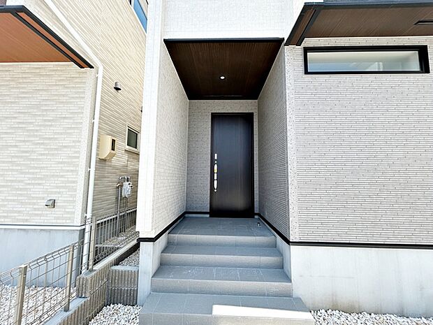 【玄関】 玄関ポーチが住まいの第一印象を明るくします。毎日の出入りもスムーズで、ご家族や来訪者を気持ちよく迎え入れてくれる玄関まわりです。玄関からの動線として日々の暮らしに欠かせないスペースです。