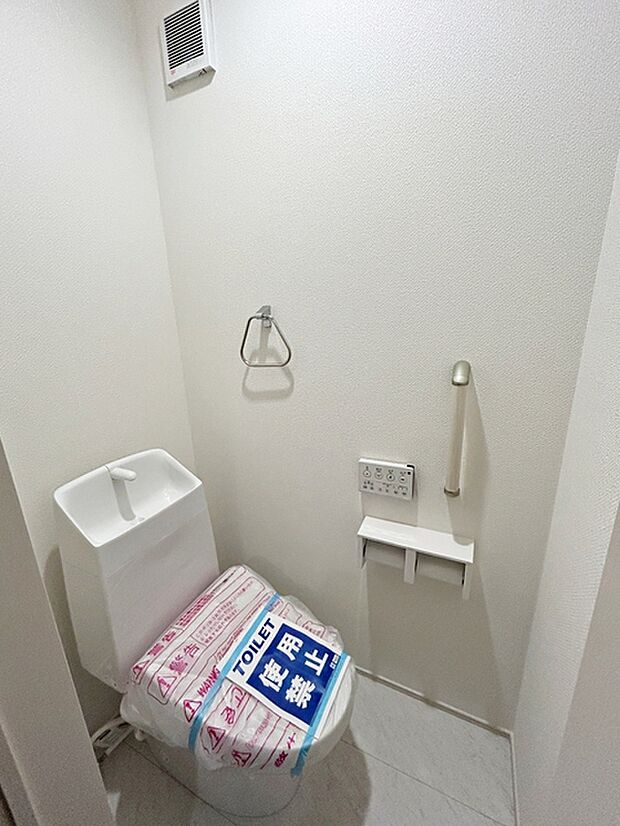 【1階トイレ】 各フロアに1か所ずつシャワー機能付きトイレを設置しており、朝の忙しい時間帯でもスムーズに利用できるため、混雑の軽減にもつながります。
