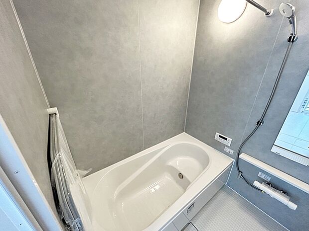 【浴室】 防水性や保温性に配慮されたシステムバスルームです。洗い場と脱衣所の段差が少なく、出入りがしやすいバリアフリー仕様となっており、ご家族の毎日の入浴を快適にサポートしてくれる空間です。