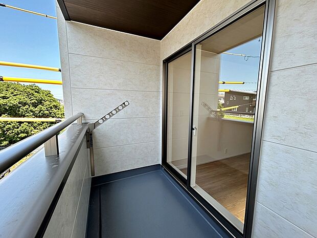 【バルコニー】 屋根付きのインナータイプのバルコニーなので、急な雨でも洗濯物が濡れにくく安心です。天候を気にせず外干しができ、毎日の家事をサポートしてくれる使い勝手の良いスペースです。