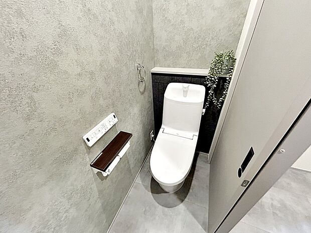 各フロアに1か所ずつシャワー機能付きトイレを設置しており、朝の忙しい時間帯でもスムーズに利用できるため、混雑の軽減にもつながります。