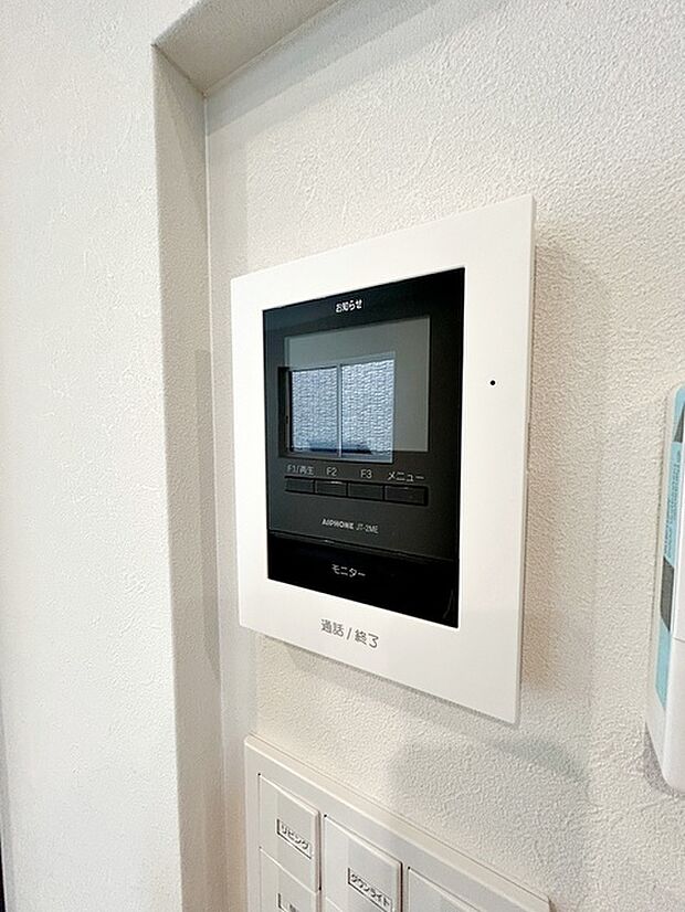 【TVモニター付きインターホン】 訪問者の顔を室内から確認して応対できるため、玄関を開ける前に相手を把握しやすくなります。来客対応や不在時の確認にも役立ち、日常の安心感につながります。