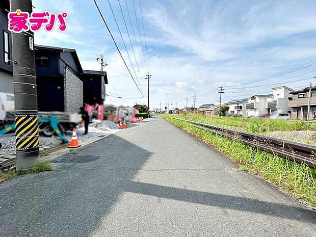 前面道路:北側約6m幅。 車通りも比較的少なく、落ち着いた住環境が魅力です。