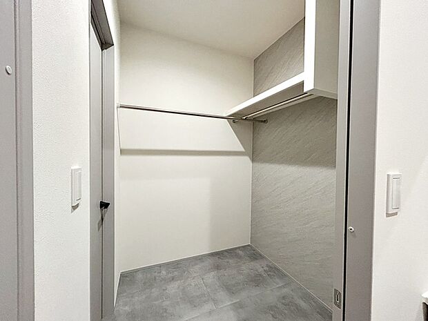 【1階ファミリークローゼット】 洗濯した衣類をまとめて収納できるファミリークロークで、各部屋に持ち運ぶ手間を減らせます。