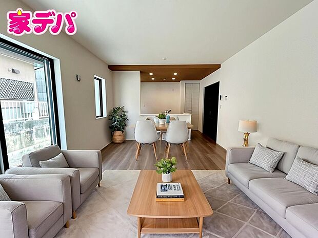 【リビング15.7帖】 ※掲載の家具・小物はCGによるイメージです。実際の販売価格には含まれておりません。ナチュラルな色合いでまとめられたリビングは、幅広いインテリアと調和します。