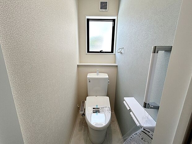 【トイレ】 温水洗浄便座付きで、日常的に快適にお使いいただけるトイレです。窓があるため換気もしやすく、空気の入れ替えがスムーズに行えるのもポイント。