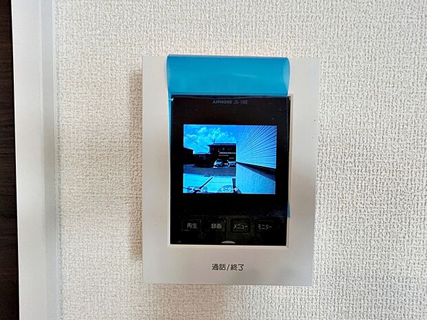 【ＴＶモニター付きインターホン】 訪問者の顔を室内から確認して応対できるため、玄関を開ける前に相手を把握しやすくなります。来客対応や不在時の確認にも役立ち、日常の安心感につながります。 