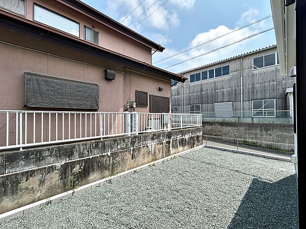 リビングからそのまま庭へ出られるため、お子さまの外遊びやガーデニング、家庭菜園などを身近に楽しめます。室内と庭を行き来しやすく、休日の過ごし方も広がる間取りです！ 