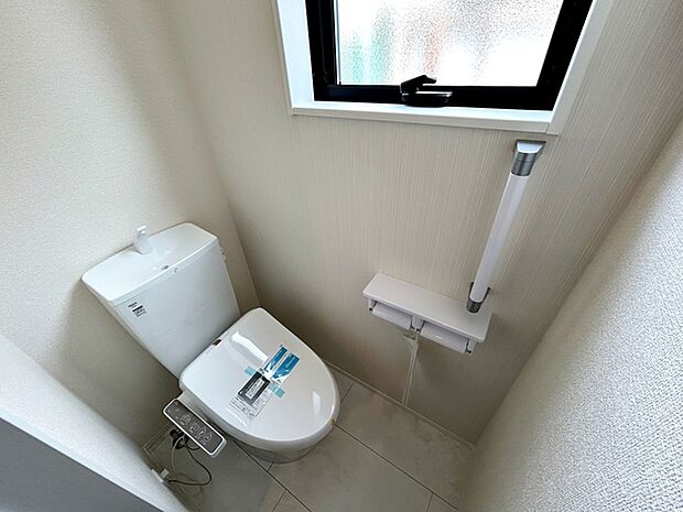 【トイレ】 窓が設けられており、自然の風や日差しを取り入れやすいトイレを2ヶ所に設置。換気性にも配慮されており、明るさとともに圧迫感を軽減し、日常的に気持ちよくお使いいただける空間となっています。 