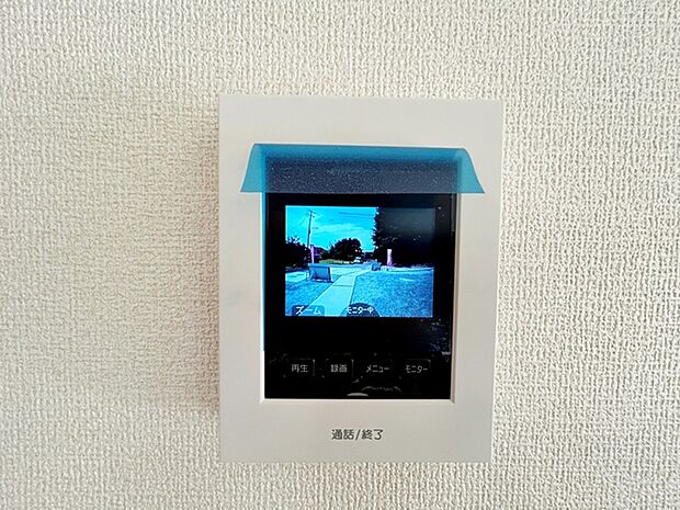 【ＴＶモニター付きインターホン】 訪問者の顔を室内から確認して応対できるため、玄関を開ける前に相手を把握しやすくなります。来客対応や不在時の確認にも役立ち、日常の安心感につながります。 