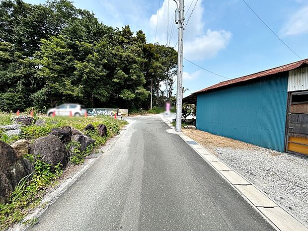 前面道路:南側約4m幅。前面道路は車通りが少なく、落ち着いた住環境が魅力です。お子様も安心して過ごしやすく、車の出入りや歩行もしやすい環境です。