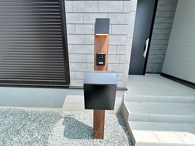 ポストやインターホンなどが一体となったシンプルな門柱が標準で設置されています。玄関まわりがすっきりとまとまり、来訪者の確認や郵便物の受け取りもスムーズに行える、使い勝手の良い設備です。