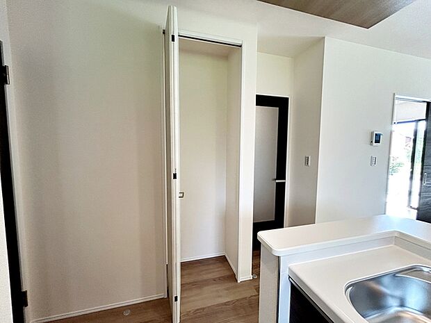 【パントリー】 まとめ買いした食品や日用品、キッチン周りの小物類まで幅広く収納できます。使用頻度に応じて物を整理できるため、必要な時にすぐ取り出せる使い勝手の良さが魅力です!キッチン周りもスッキリ!
