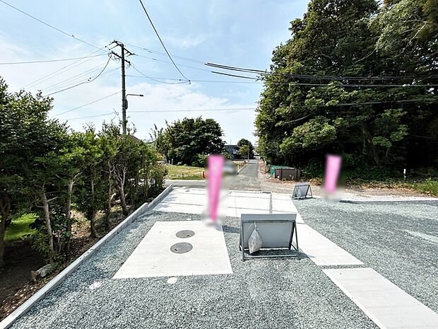 リビングからは閑静な街並みを望むことができ、外の空気を感じながら過ごせるスペースです。日常の中で外の景色を眺めることで気分転換もしやすく、ほどよい開放感も感じられます。